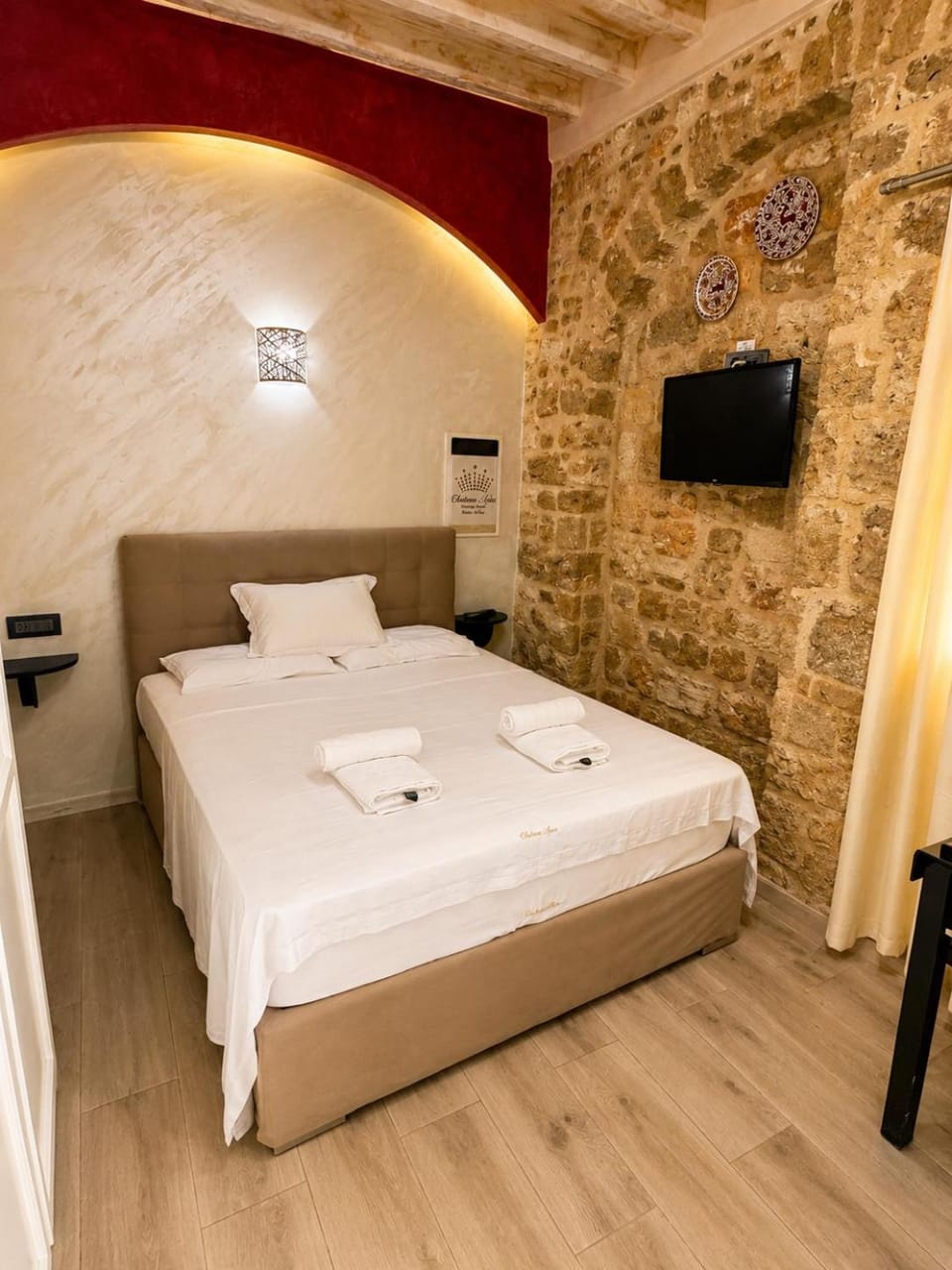 Bed, TV and multimedia, Photo of the whole room, Bedroom