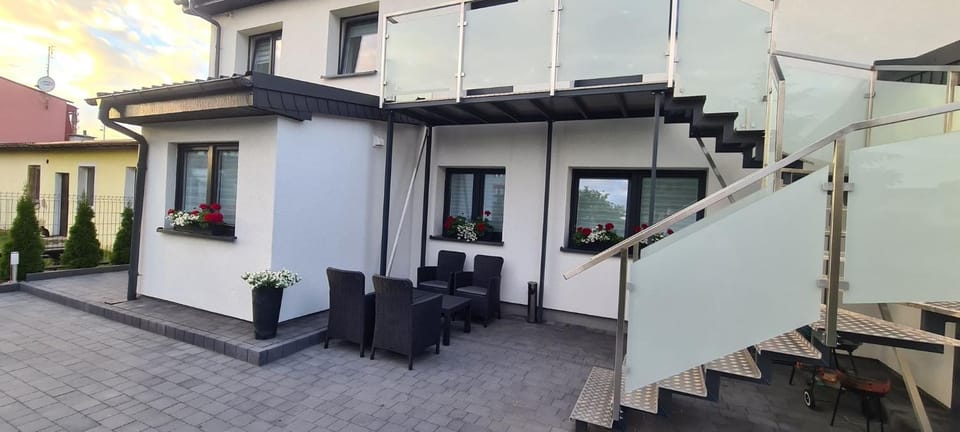 Property building, Patio, Facade/entrance, Balcony/Terrace