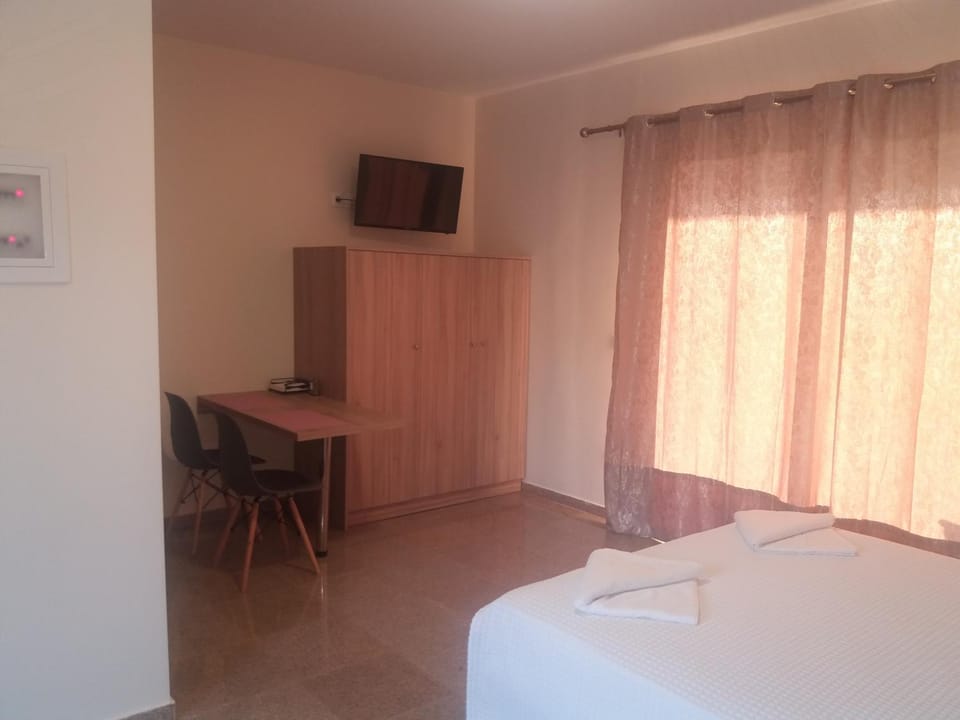 TV and multimedia, Photo of the whole room, Bedroom
