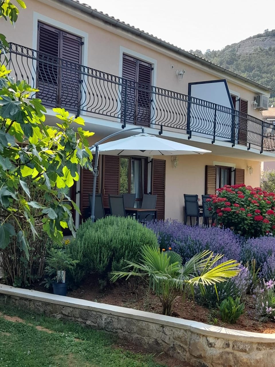 Property building, Spring, Day, Garden, Garden view, Mountain view