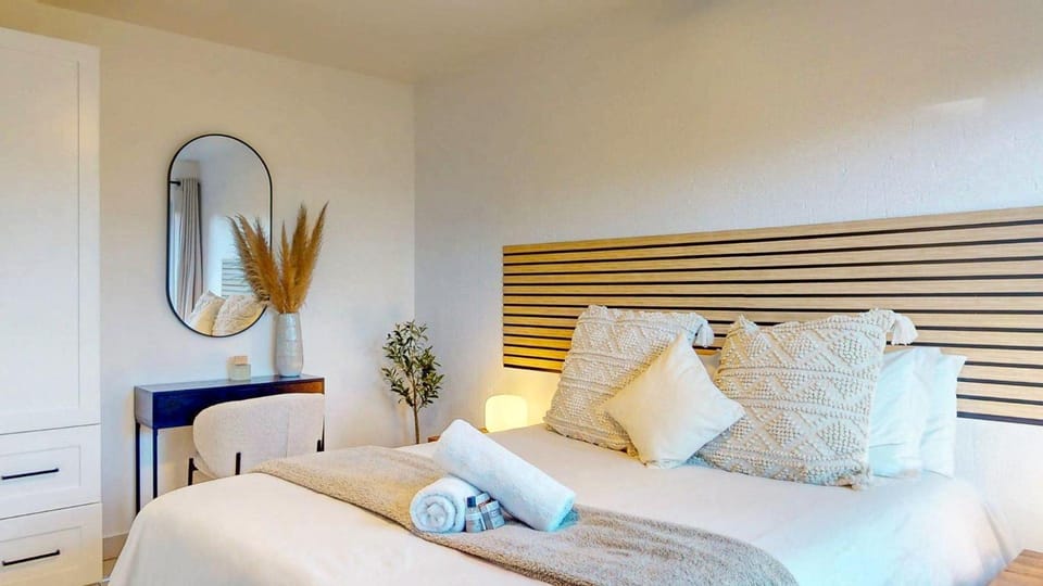 Bed, Bedroom, towels