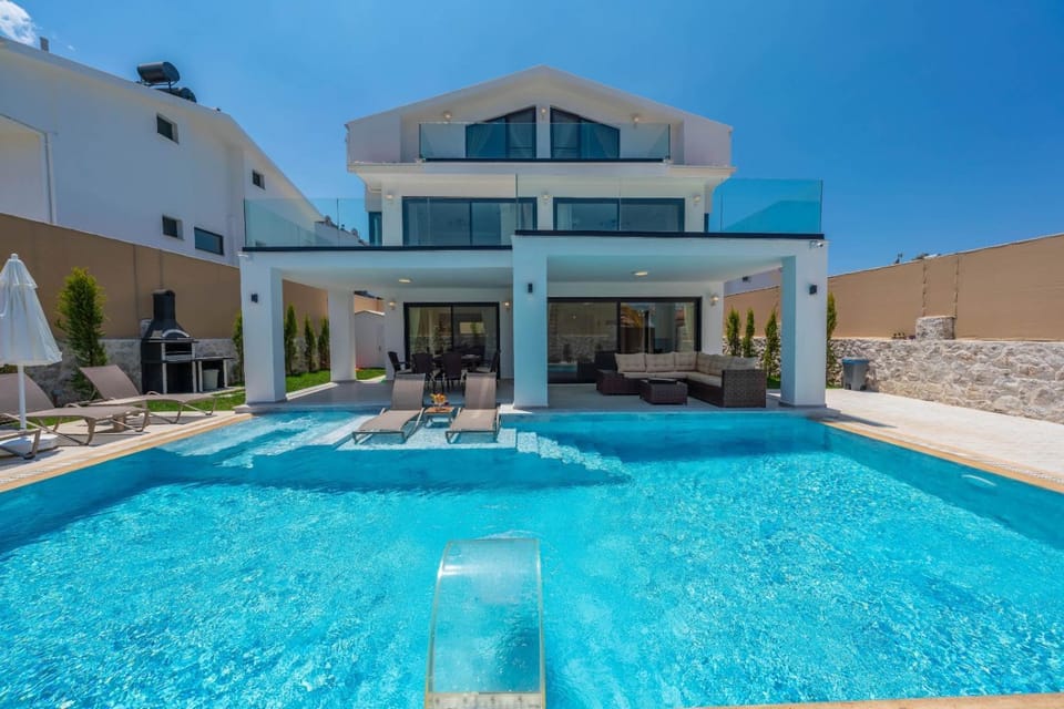 Luxury 4-Bed Villa with private pool and Jacuzzi Villa in Ölüdeniz