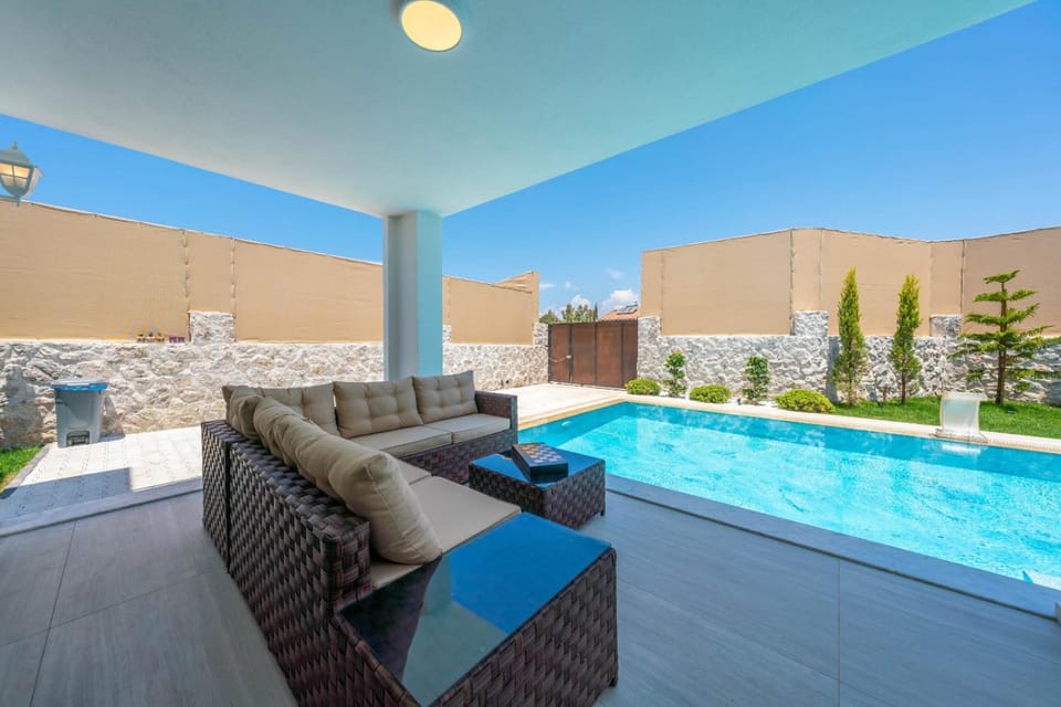 Luxury 4-Bed Villa with private pool and Jacuzzi Villa in Ölüdeniz