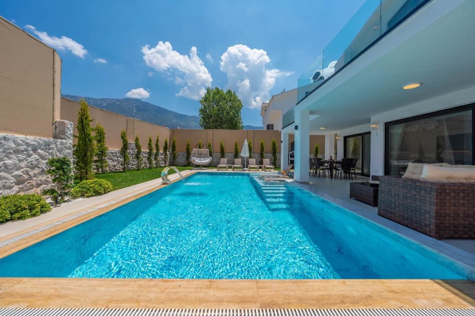 Luxury 4-Bed Villa with private pool and Jacuzzi Villa in Ölüdeniz