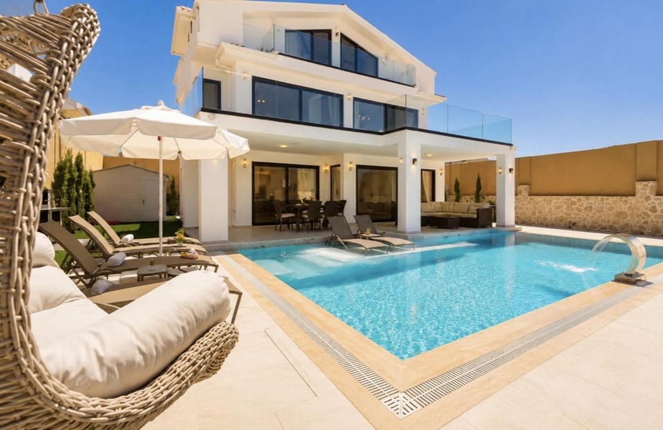 Luxury 4-Bed Villa with private pool and Jacuzzi Villa in Ölüdeniz
