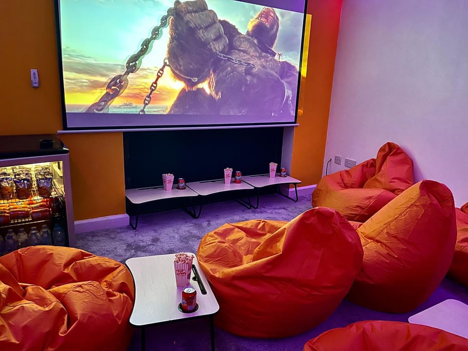 PENDERI HOUSE Usk with Cymru Holidays House in Wales