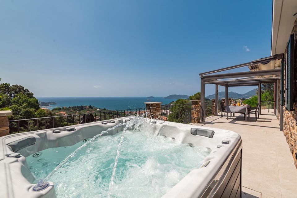 Patio, Natural landscape, Hot Tub, View (from property/room), Balcony/Terrace, Sea view