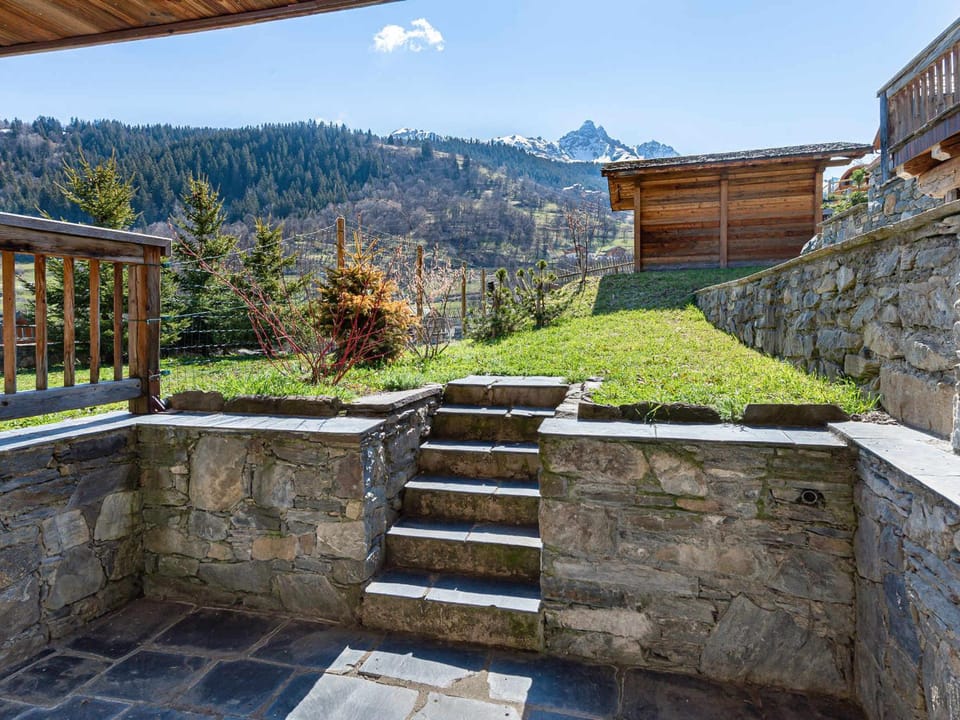 Chalet cosy au Raffort avec jardin, proche télécabines et bus, parking, animaux admis - FR-1-566-47 Cabin in Les Allues