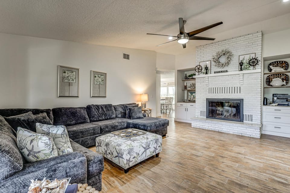 Waterfront Home on Canal w/ Dock & Pedal Boat! House in Crystal River