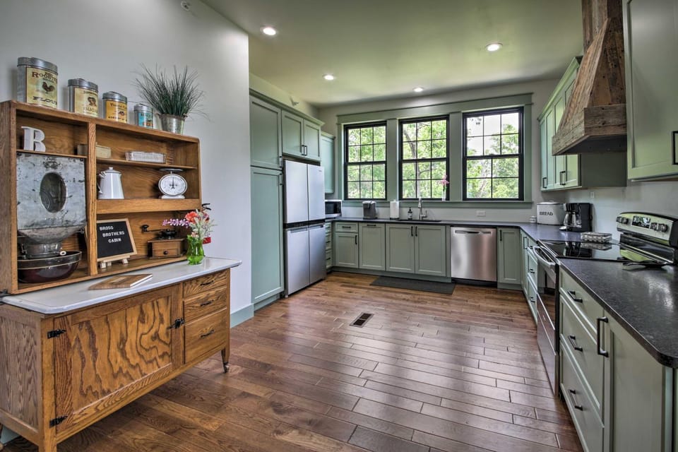 ‘Bross Brother's Cabin’ w/ Wraparound Porch! Cabin in St. Peters