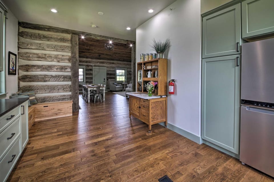 ‘Bross Brother's Cabin’ w/ Wraparound Porch! Cabin in St. Peters