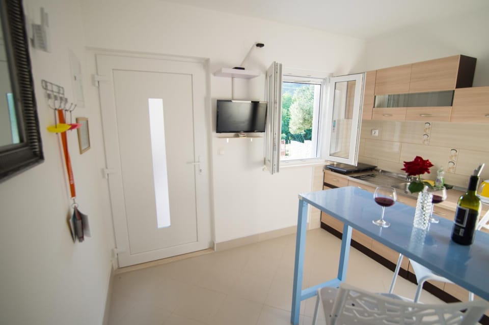 TV and multimedia, Kitchen or kitchenette, Dining area, stove