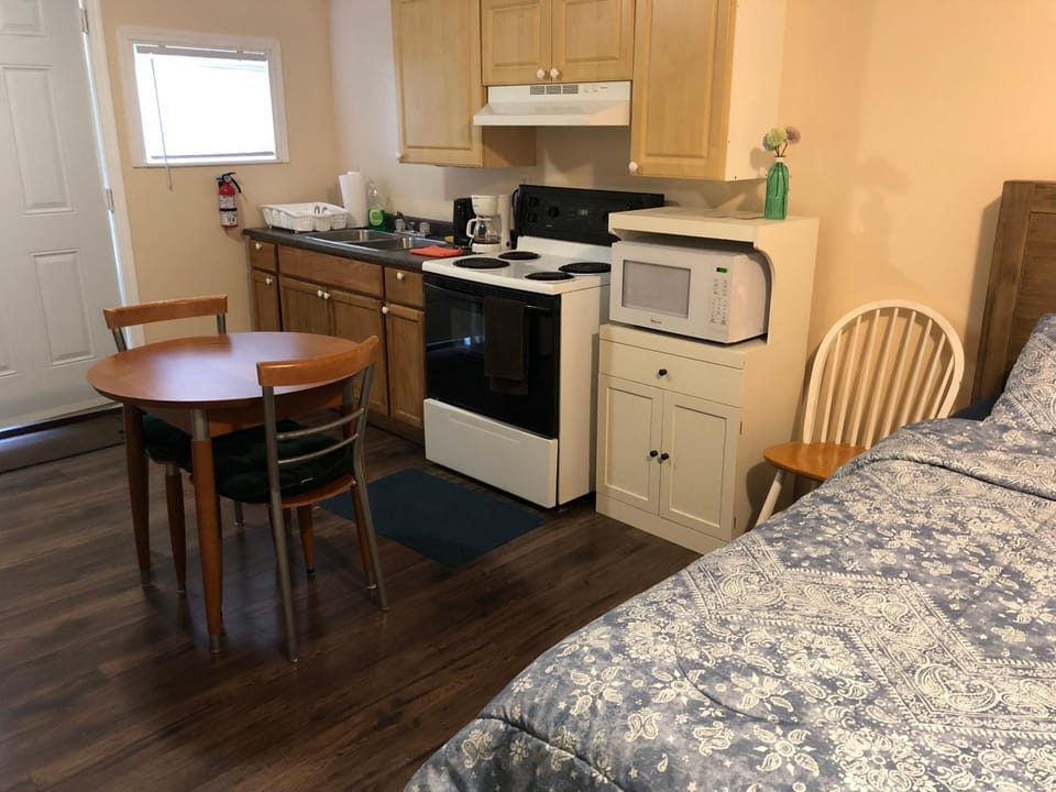 Shady Willow Guest House - SMALL Private Units for Tourists & Travellers Bed and Breakfast in Chilliwack