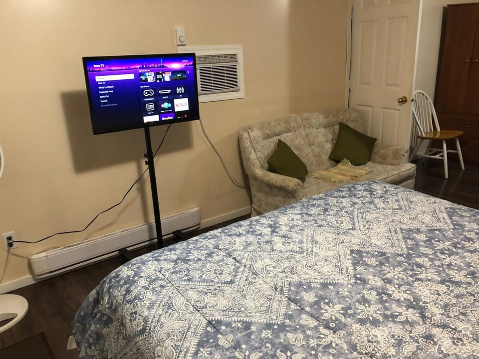 Shady Willow Guest House - SMALL Private Units for Tourists & Travellers Bed and Breakfast in Chilliwack