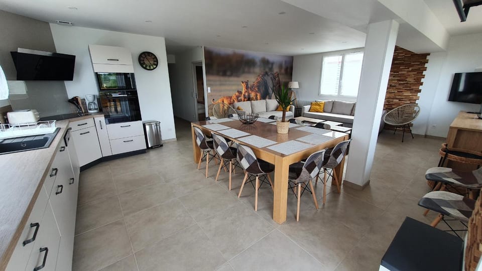TV and multimedia, Kitchen or kitchenette, Living room, Seating area, Dining area, dishwasher, oven, stove, air conditioner