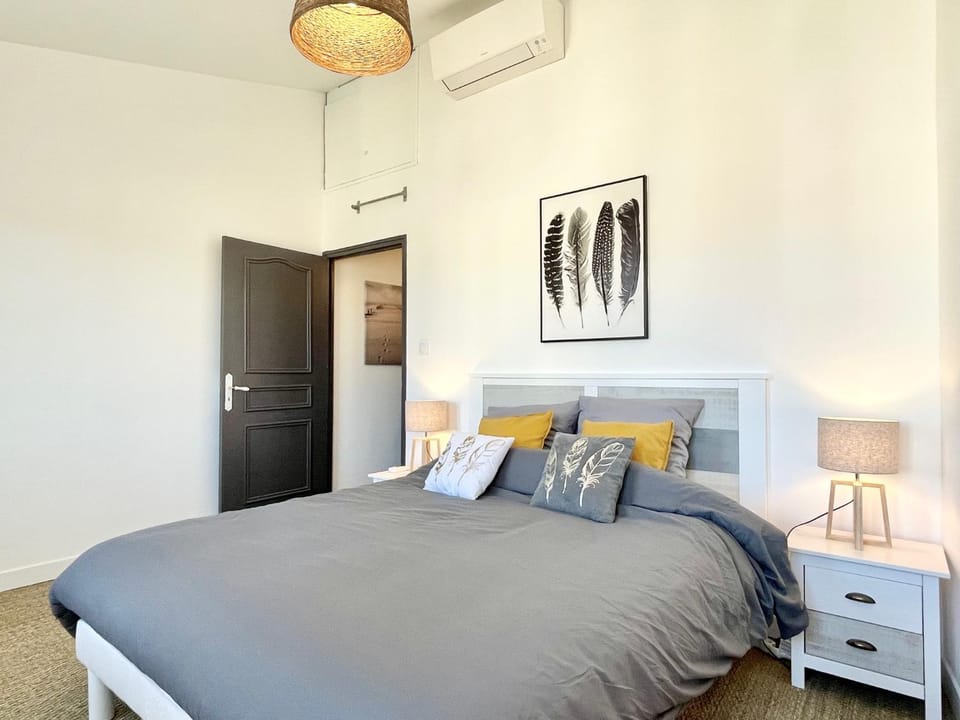 Bed, Photo of the whole room, Bedroom, air conditioner, air conditioner