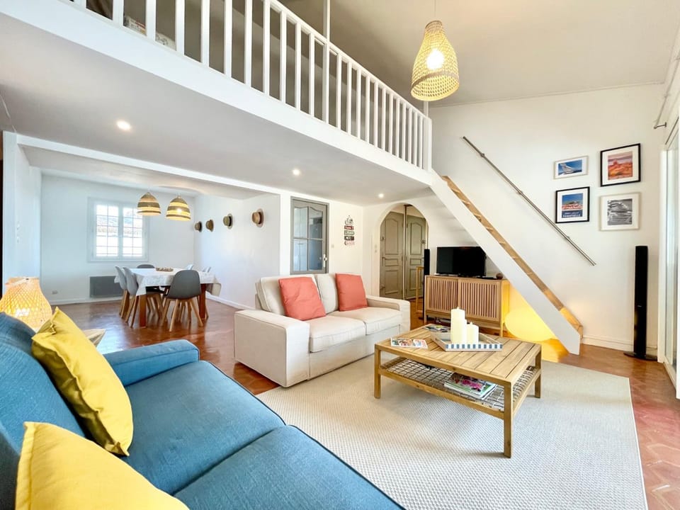 Living room, air conditioner, air conditioner