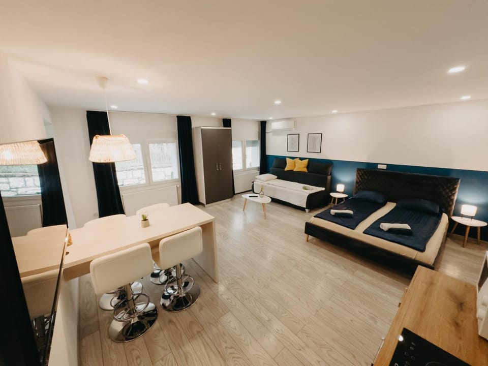 Bed, Seating area