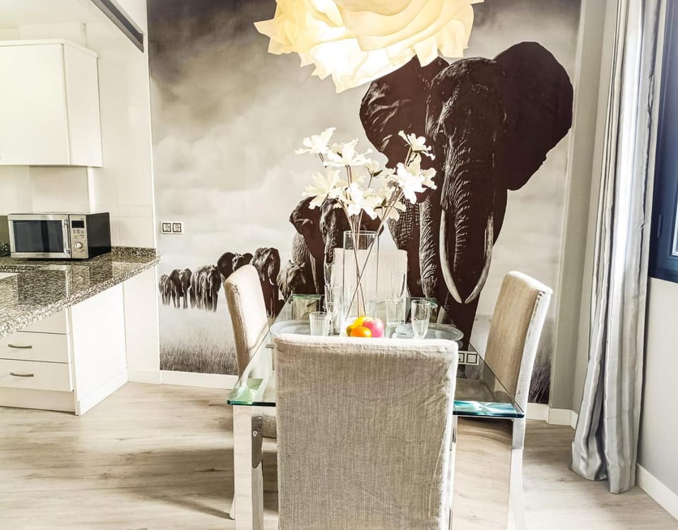 Kitchen or kitchenette, Seating area, Dining area
