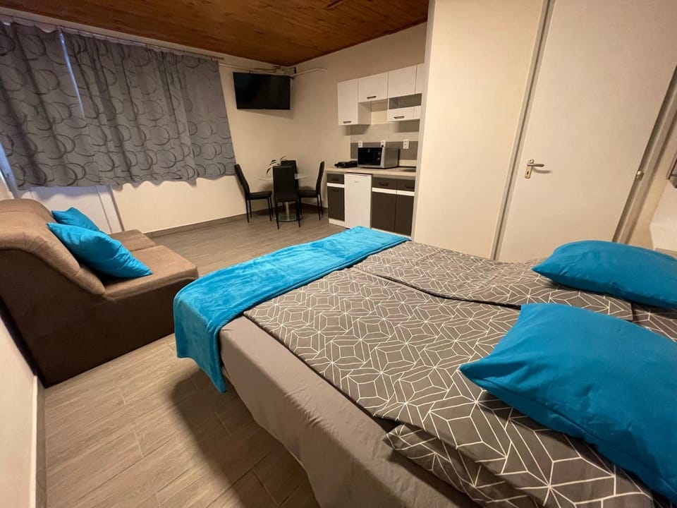 Bed, Photo of the whole room