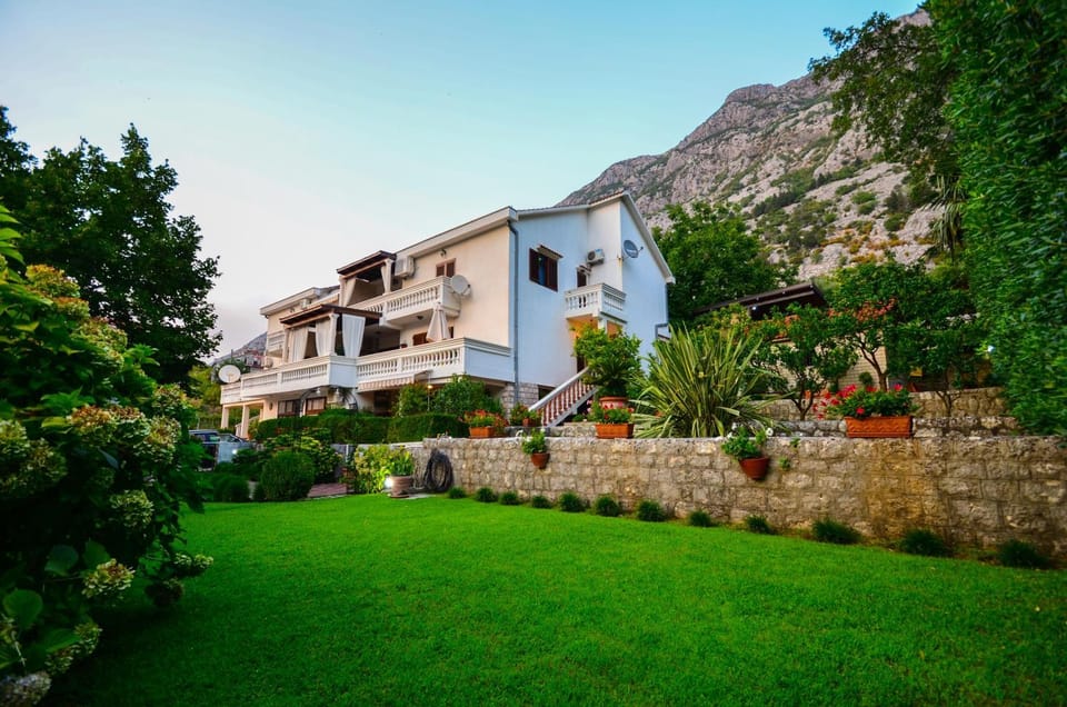 Djardin Apartment in Dobrota