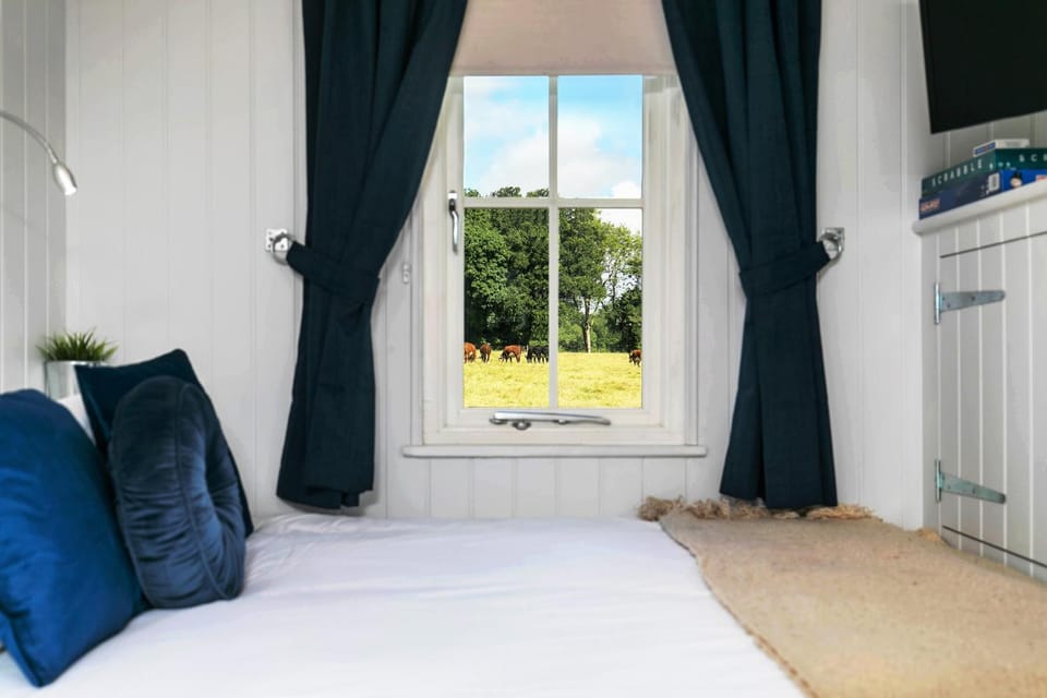 Bed, Bedroom, Garden view