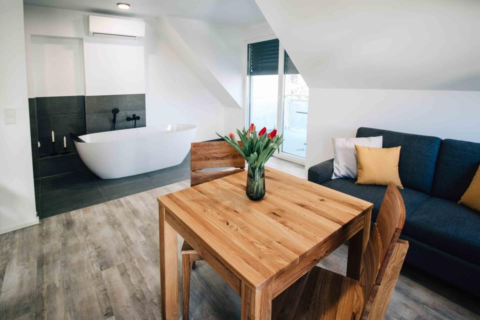 Balcony/Terrace, Living room, Dining area, Bath