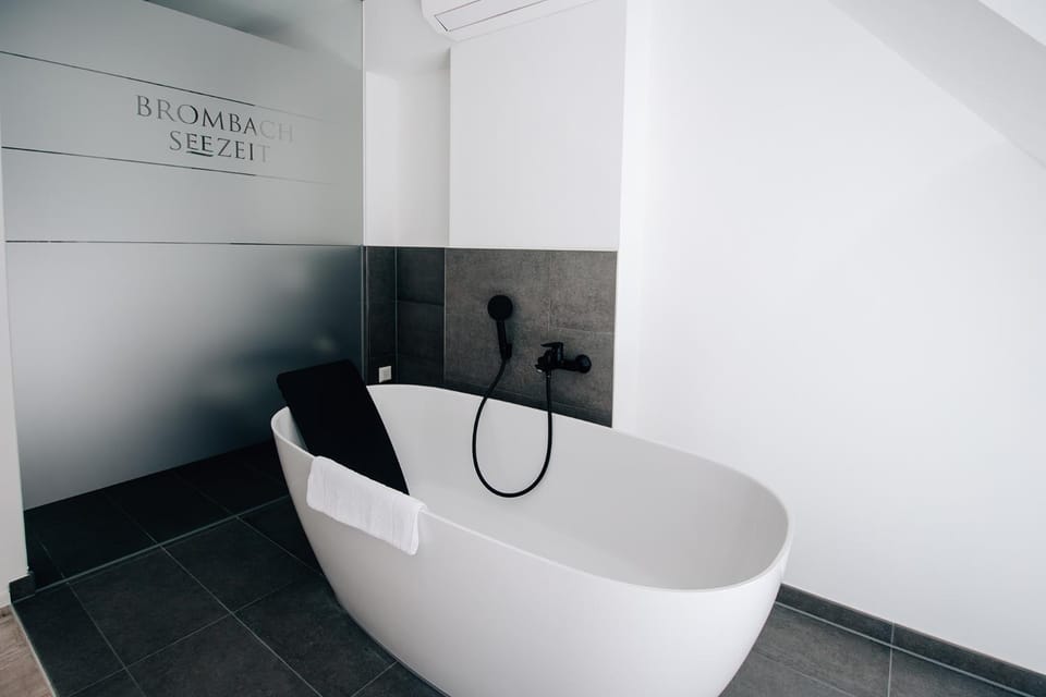 Living room, Bath