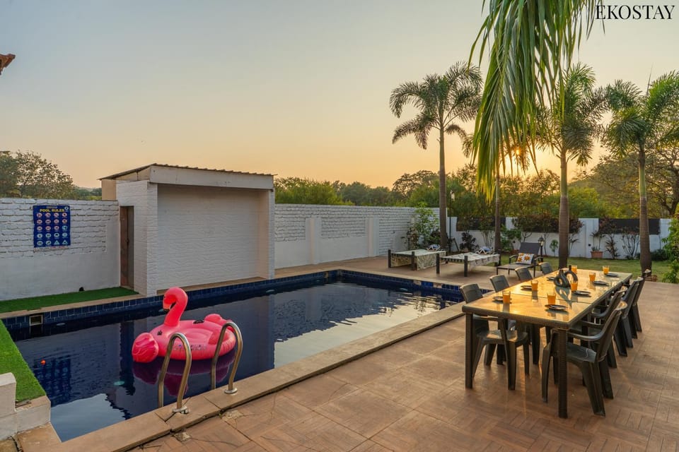 Patio, Day, Natural landscape, Garden, Dining area, Garden view, Pool view, Swimming pool, sunbed