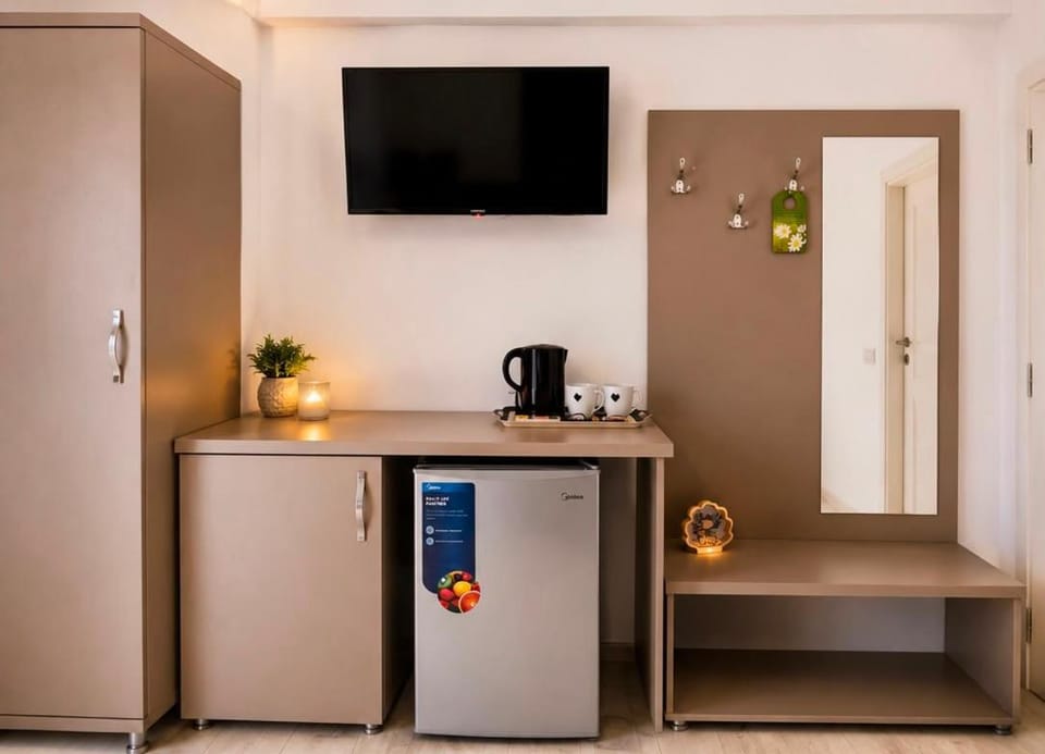Coffee/tea facilities, minibar, wardrobe