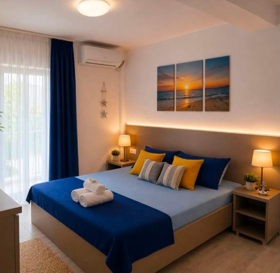 Bed, Photo of the whole room, Bedroom, towels, air conditioner