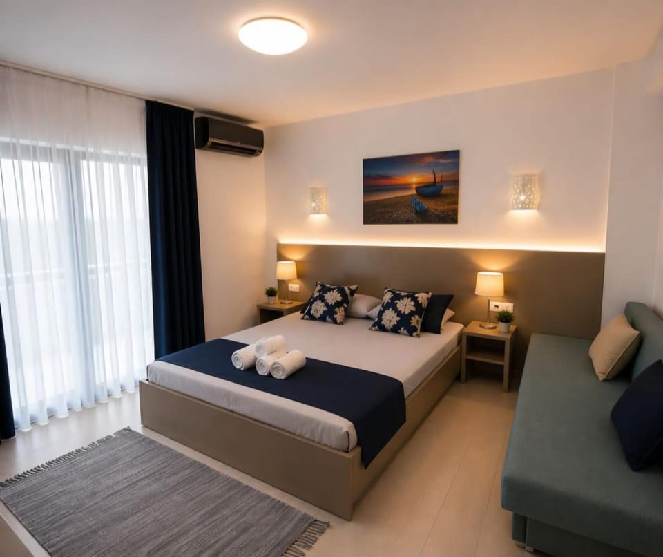 Bed, Living room, Photo of the whole room, Seating area, Bedroom, towels, air conditioner