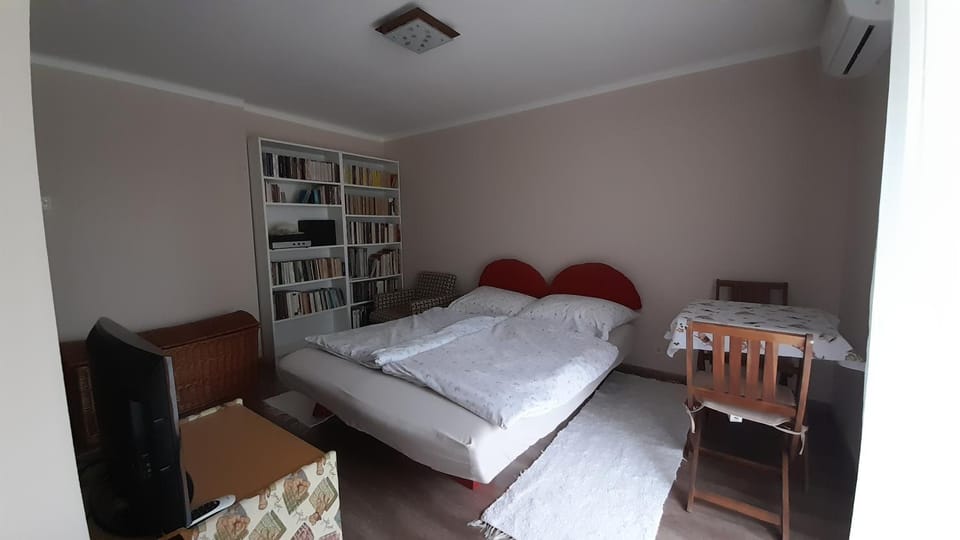 Könyvkuckó Apartman Apartment in Hungary