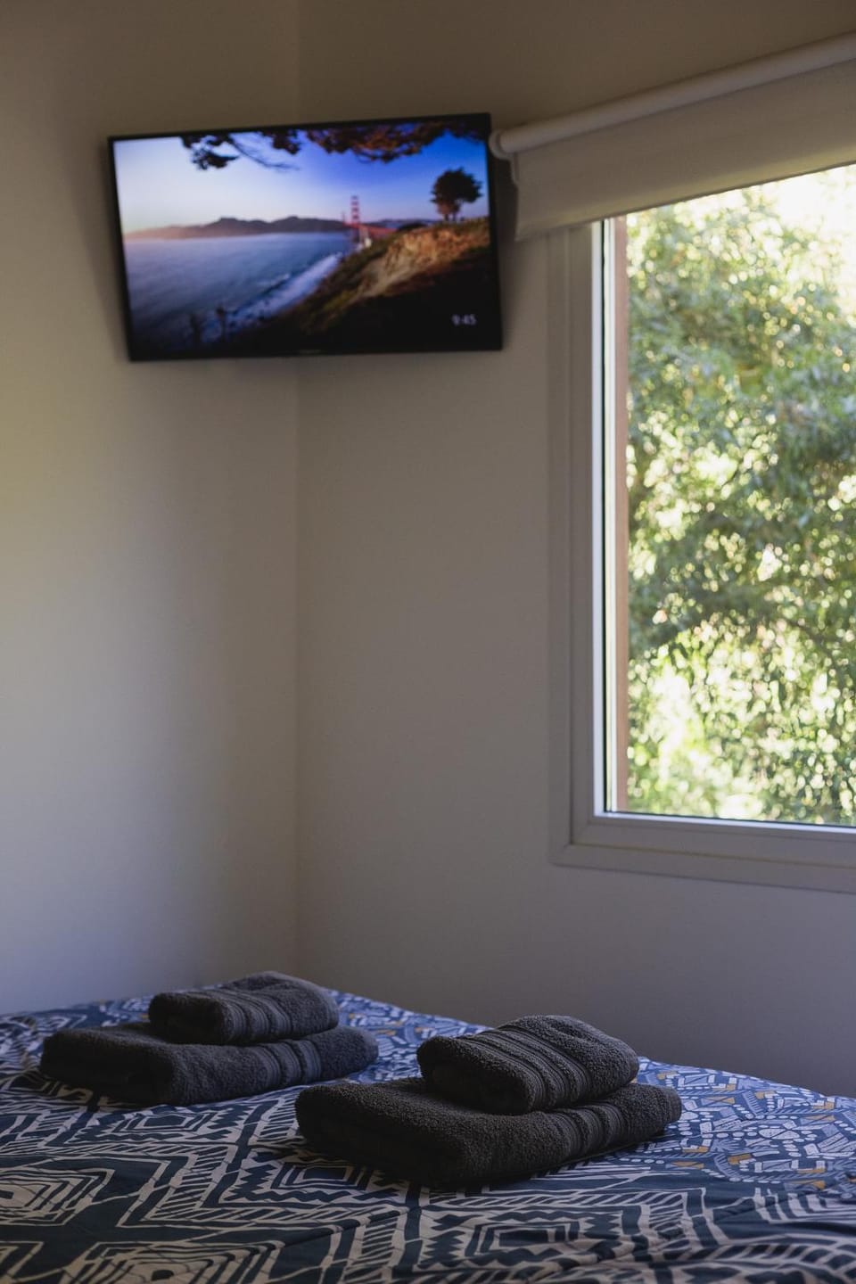 Bed, TV and multimedia, Bedroom, towels