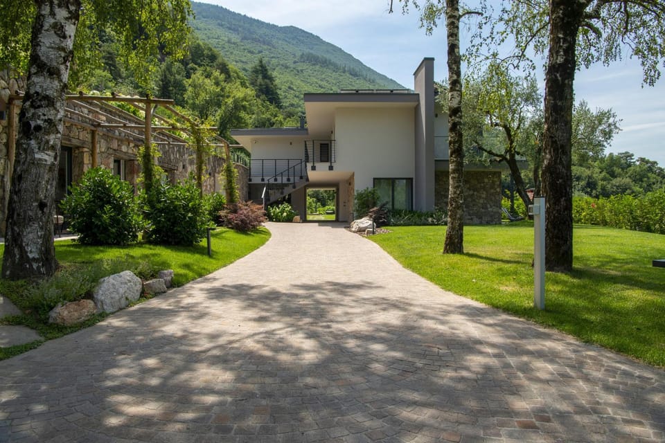 Facade/entrance, View (from property/room)