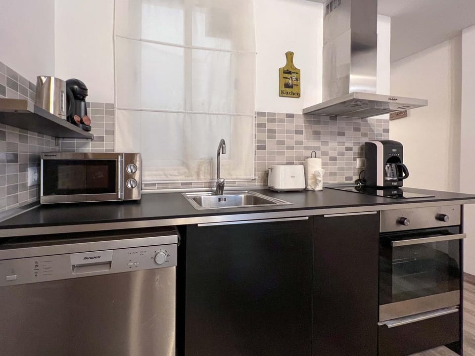 Coffee/tea facilities, Kitchen or kitchenette, dishwasher, oven, stove, toaster
