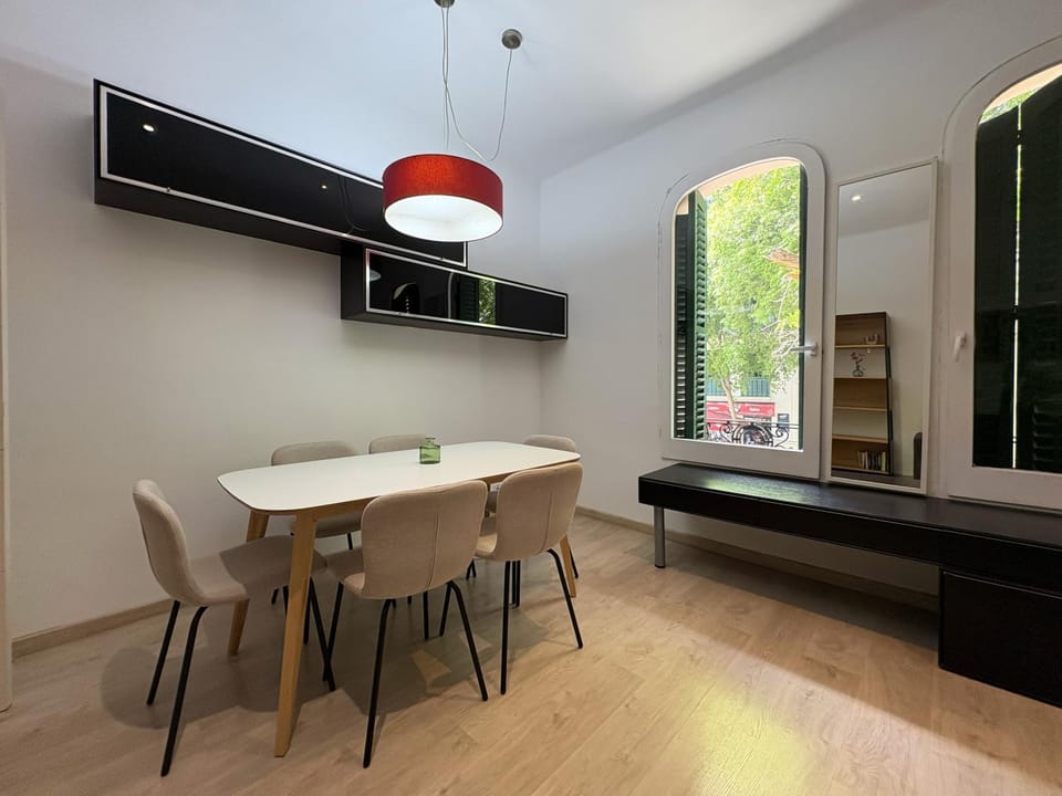 TV and multimedia, Living room, Seating area, Dining area