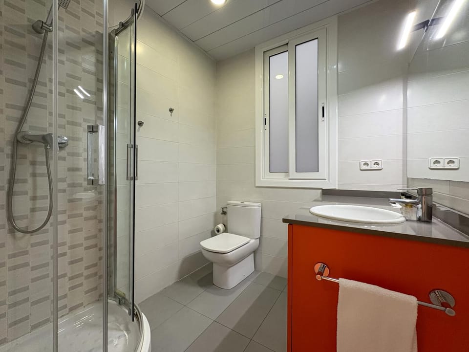 Shower, Toilet, Bathroom, towels
