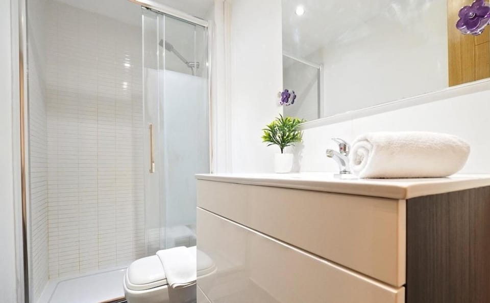 Shower, Bathroom, towels