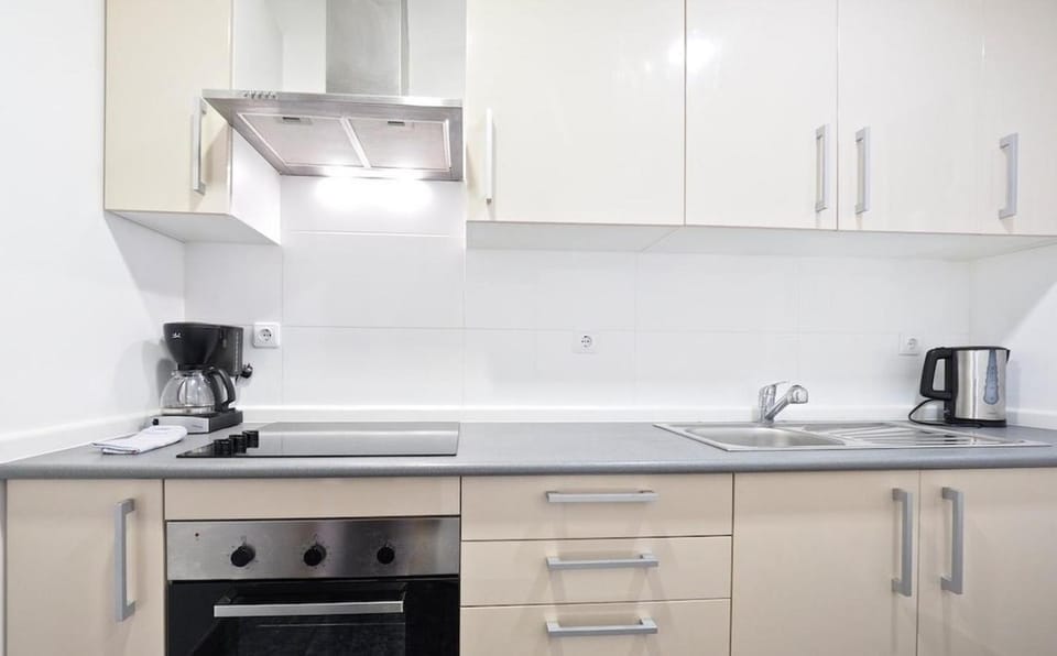 Coffee/tea facilities, Kitchen or kitchenette, stove, toaster