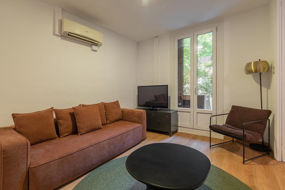 Communal lounge/ TV room, TV and multimedia, Seating area, air conditioner