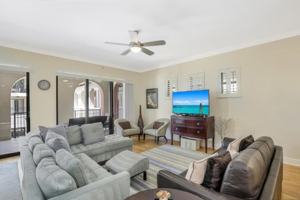 Lavish condo with courtyard view, gym, pool and spa House in Marco Island
