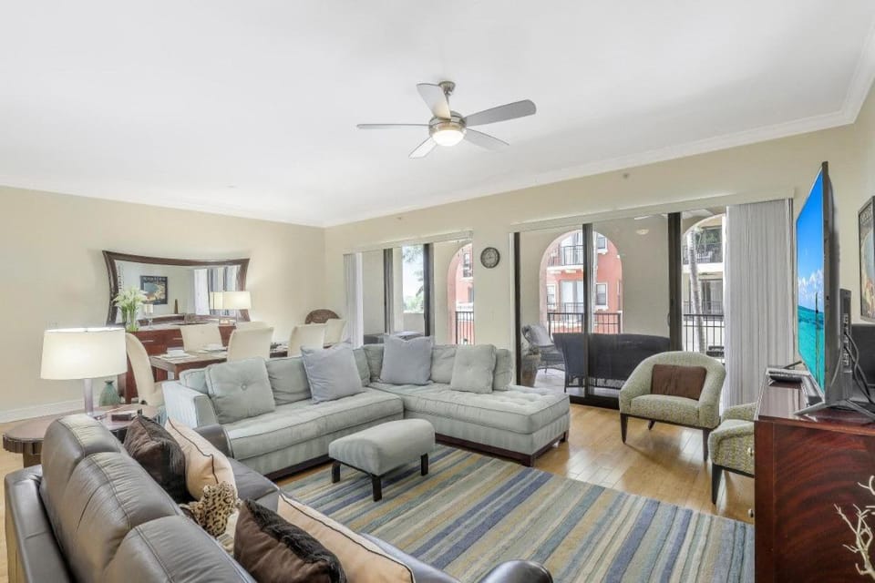 Lavish condo with courtyard view, gym, pool and spa House in Marco Island