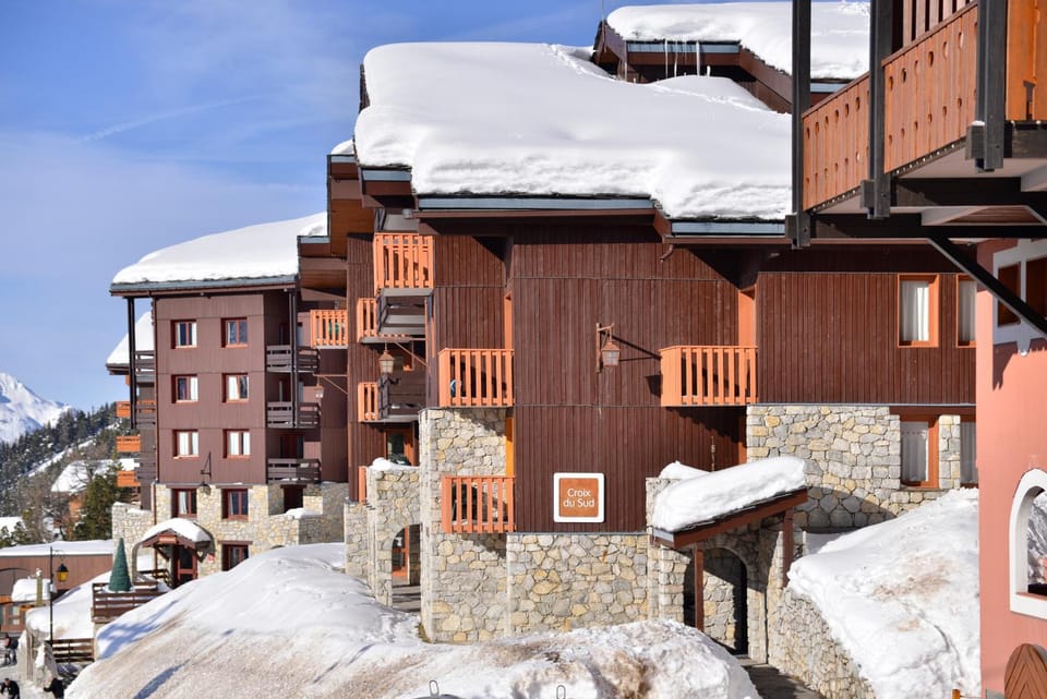 Property building, Day, Natural landscape, Winter, Mountain view