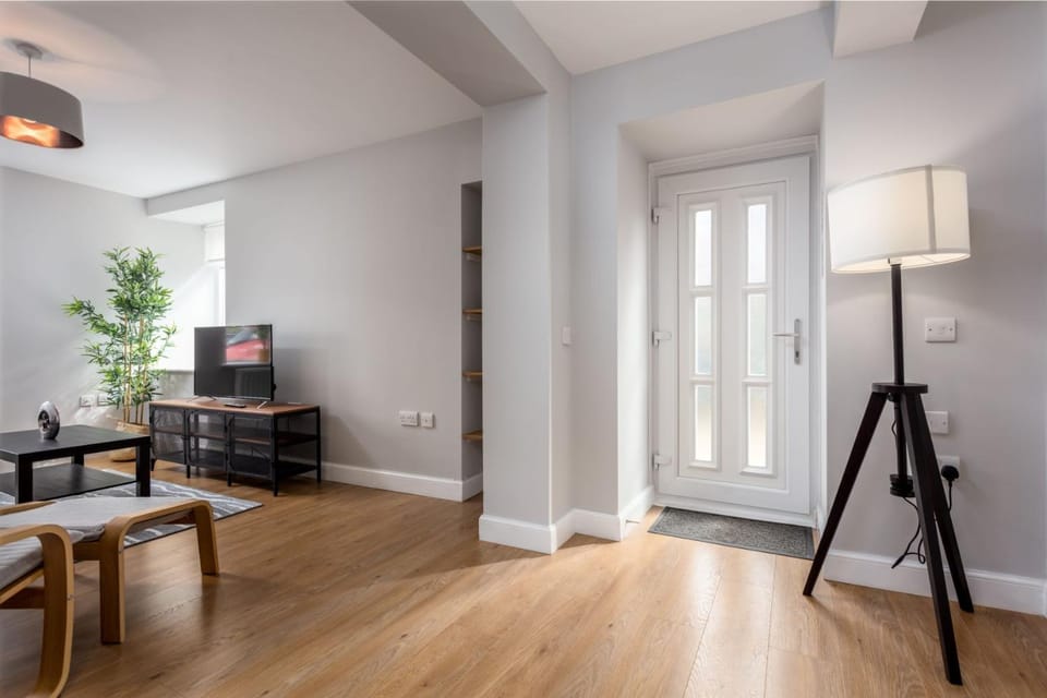 Facade/entrance, TV and multimedia, Living room