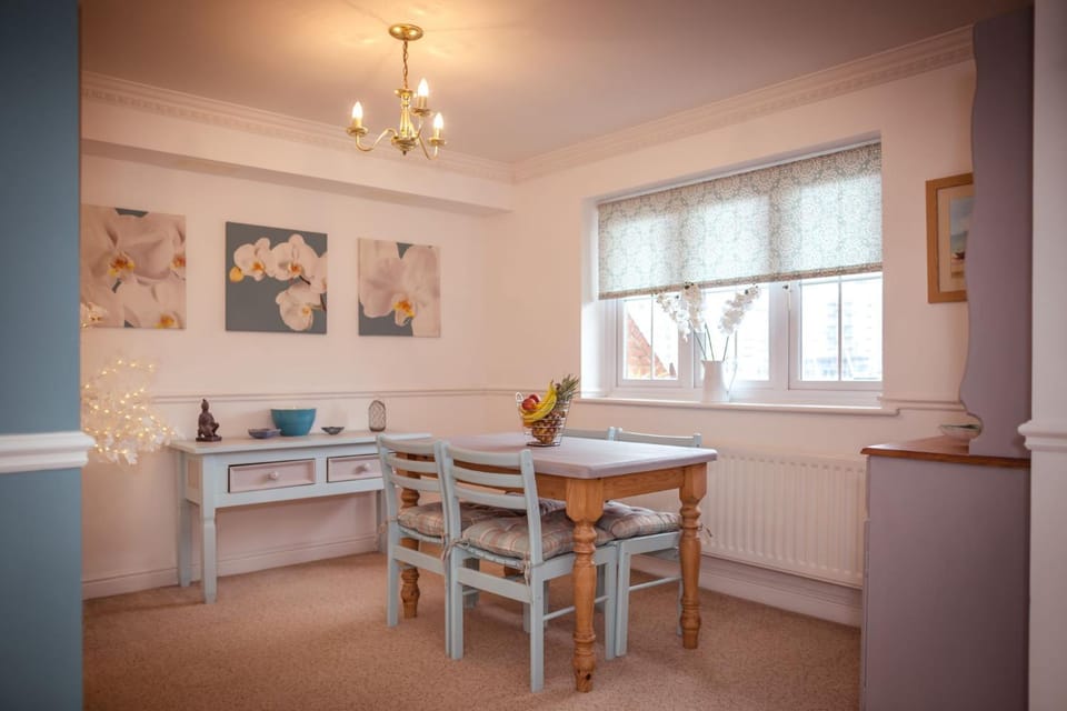 Beautiful Dawn - relax with stunning marina views Apartment in Eastbourne