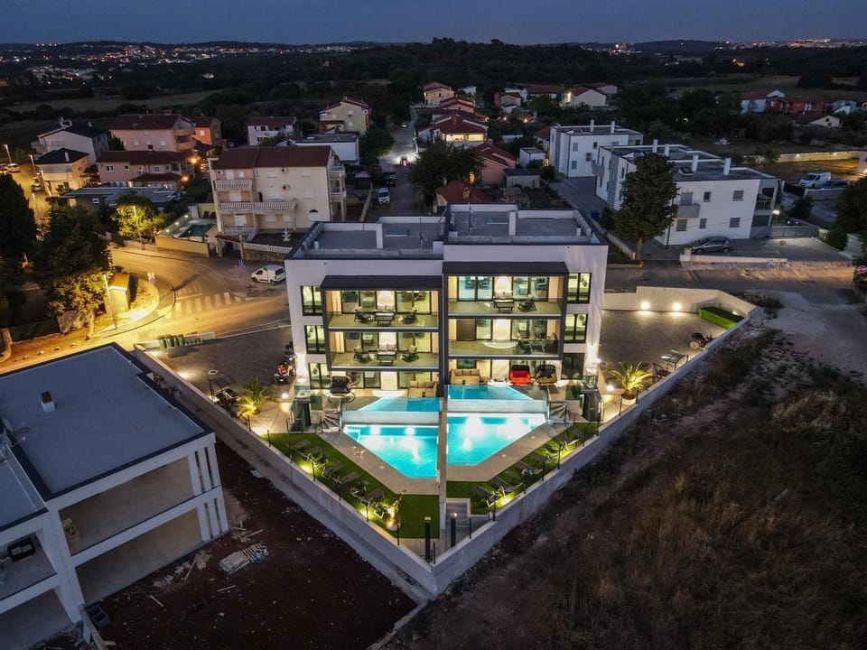 Bird's eye view, Pool view