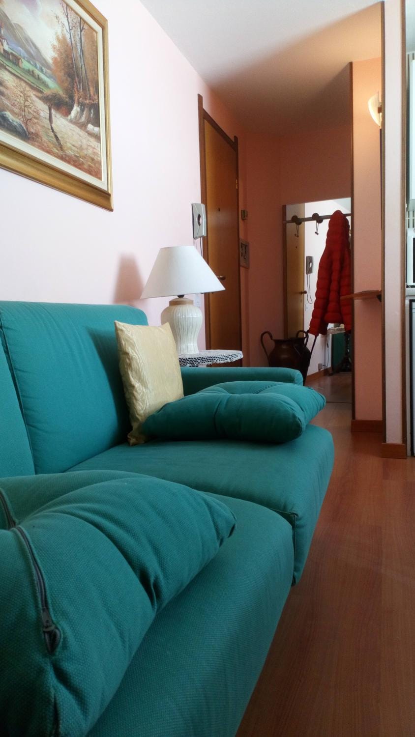 Bed, Living room, Photo of the whole room, Decorative detail, Seating area, locker