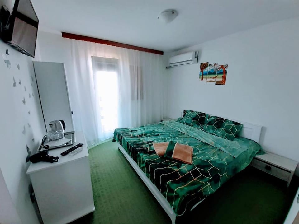 Bed, TV and multimedia, hair dresser, minibar