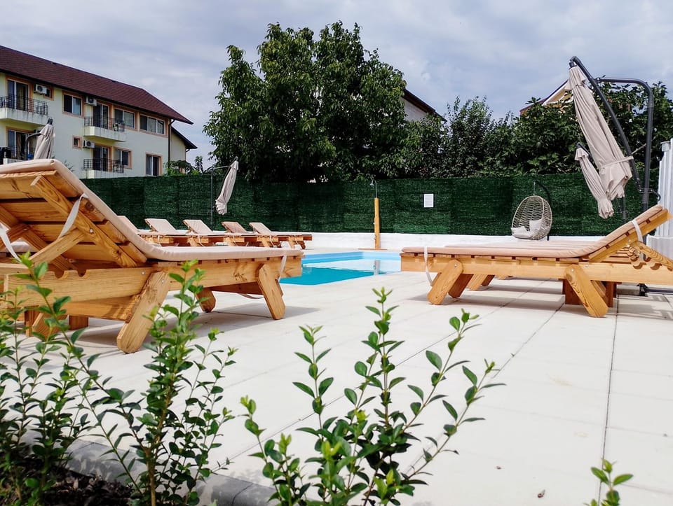 Day, Garden, Swimming pool, sunbed